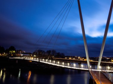 Yaya köprüsü Lancaster İngiltere'de gece görünümü