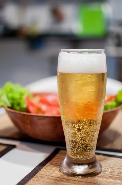 Cerveja e salada — Fotografia de Stock