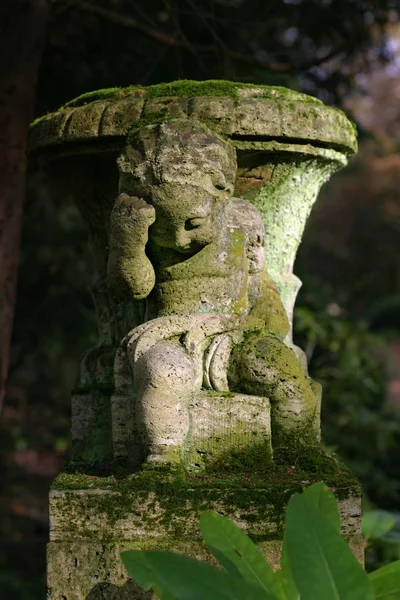 Steinerne Trauerfigur, personnage pierreux de la doléance — Photo