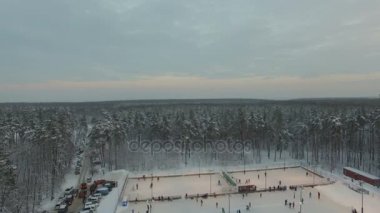 Rus halkının eğleniyor bir kış orman içinde buz pateni pisti üzerinde paten