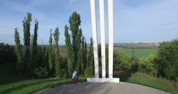 Voronezh, Rusia, Monumento al avión de la Segunda Guerra Mundial. Paisaje rural. Antena — Vídeos de Stock