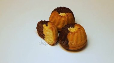 Beyaz arka plan üzerinde dönen lezzetli kurabiyeler