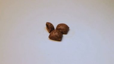 Beyaz arka plan üzerinde dönen lezzetli kurabiyeler