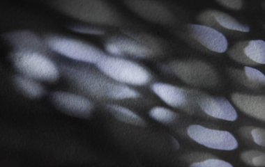 Güzel gizemli karanlık ve aydınlık arka plan mavi kelebek kanat kaba suluboya kağıdı doku benzeyen gölgeler gibi bulanık yuvarlak hücre ile