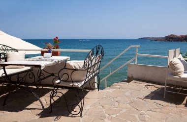 Güzel açık kafe dövme mobilya, beyaz yastıklar ve tatil beldesi Sozopol, Bulgaristan güneşli yaz günü, tente. Doğal deniz arka plan ile fotoğraf