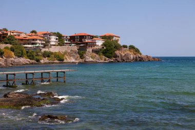 Deniz Manzaralı bir iskele ve kayalık sahil otel ve tatil beldesi Sozopol, Bulgaristan, berrak mavi gökyüzünün ve koyu mavi su ile yaz gün, kafelerde