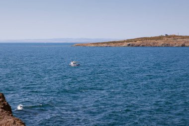 Küçük beyaz tekne yelken kasaba Sozopol, Bulgaristan'ın sakin mavi Denizi, yaz günü açık gökyüzü ile