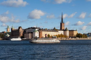 Stockholm, İsveç - 04 Ekim 2016: Görünümü ile Kungsholmen Adası üzerinden kanal Gamlastan (eski şehir) Adası'na