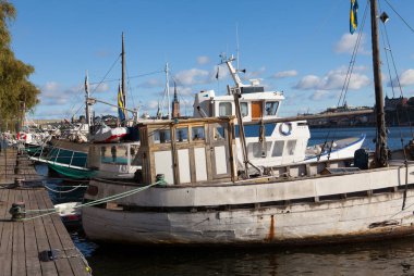 STOCKHOLM, SWEDEN - ECTOBER 04, 2016: Tarihsel şehir merkezinde, Kungsholmen Adası, Riddarfjord 'un setindeki küçük kanal seyahat tekneleri