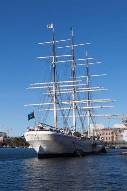 Stockholm, İsveç - 05 Ekim 2016: Af Chapman adında bir İsveç bandıralı ile büyük bir beyaz üç direkli gemi Skeppsholmen Adası çıkabilir dock cihazına