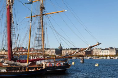 Gemi Skeppsholmen Adası'na Ostermalm bölge, tarihi ve turistik alan Merkezi Stokholm, İsveç'te cihazdan aracılığıyla görüntülemek