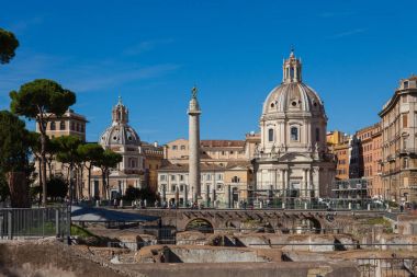 Rome, İtalya - 12 Ekim 2016: Görünümü en kutsal adı Meryem Trajan Forumu, Santa Maria di Loreto Kilisesi, Katolik Kilisesi ve Trajan'ın zafer sütundan Trajan Forumu