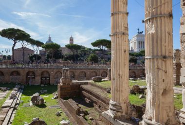 Rome, İtalya - 12 Ekim 2016: Görünüm Trajan'ın Pazar ve arka planda tarihsel Rönesans binaları için