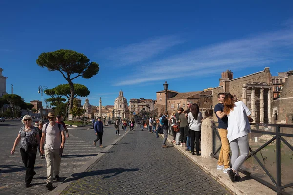 ROMA, ITALIA - 12 DE OCTUBRE DE 2016: Turistas mirando las ruinas del Mercado de Trajano con la Iglesia del Santísimo Nombre de María, la iglesia de Santa Maria di Loreto y la columna de Trajano al fondo — Foto de Stock