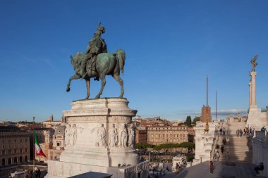 Rome, İtalya - 12 Ekim 2016: Ulusal Anıt Victor Emmanuel II (Anavatan Altar olarak da bilinir) at ve görünümü Venezia Meydanı'na Kral heykeli ile