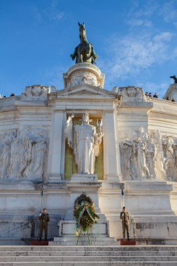 Rome, İtalya - 12 Ekim 2016: Tanrıça vatanın bir sunak Roma heykeli altında şeref kıtası ile meçhul asker Türbesi