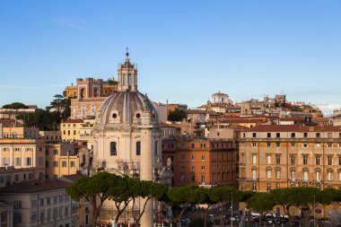 Vatanın Sunaktan Venezia Meydanı'na Trajan'ın zafer sütunu, kilise en kutsal Adı Mary ve güzel Rönesans binaları göster
