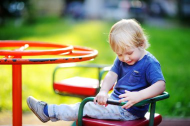Oyun parkında eğleniyor yürümeye başlayan çocuk