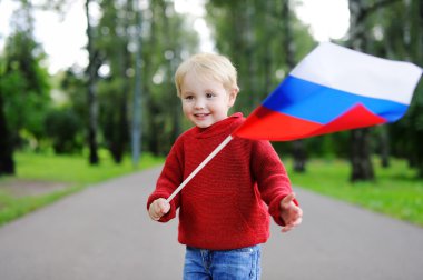 Yürümeye başlayan çocuk Rus bayrağı ile