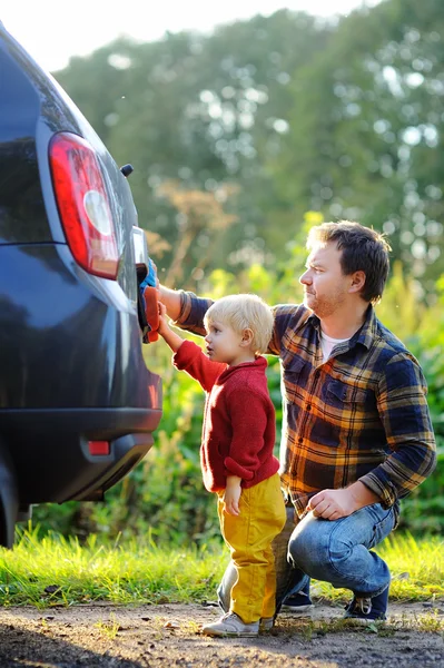 Padre con su hijo pequeño lavando el coche juntos —  Fotos de Stock