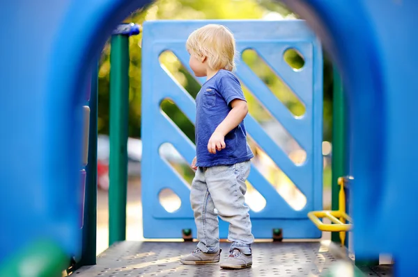 Bambino ragazzo avendo divertente su parco giochi — Foto Stock