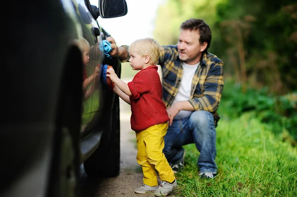 Padre con su hijo pequeño lavando el coche juntos — Foto de Stock