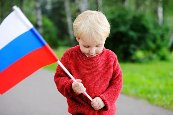Маленький мальчик с российским флагом — стоковое фото