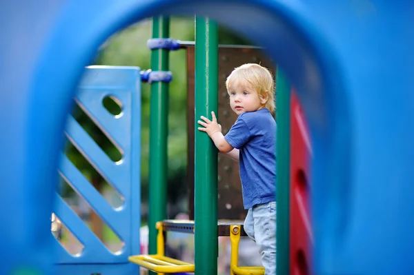 Carino bambino ragazzo avendo divertente su all'aperto parco giochi — Foto Stock