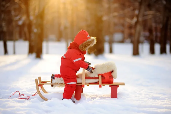蹒跚学步的男孩在冬季公园开心 — 图库照片