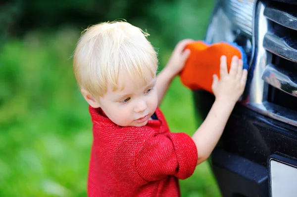 Toddler son washing fathers's car — Stock Photo, Image