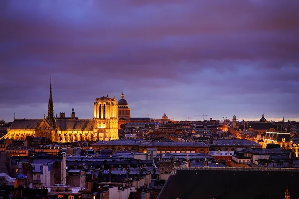 Dusk içinde dramatik görünümü Paris çatılar