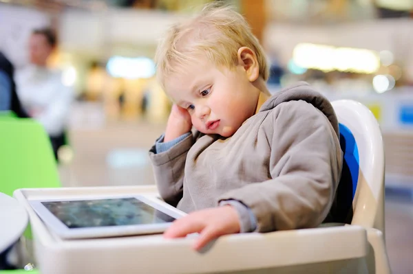 Enfant ennuyé avec une tablette numérique — Photo