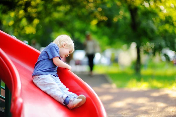 Niño pequeño divirtiéndose en el patio de recreo — Foto de Stock
