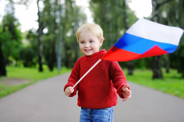 Маленький мальчик с российским флагом — стоковое фото