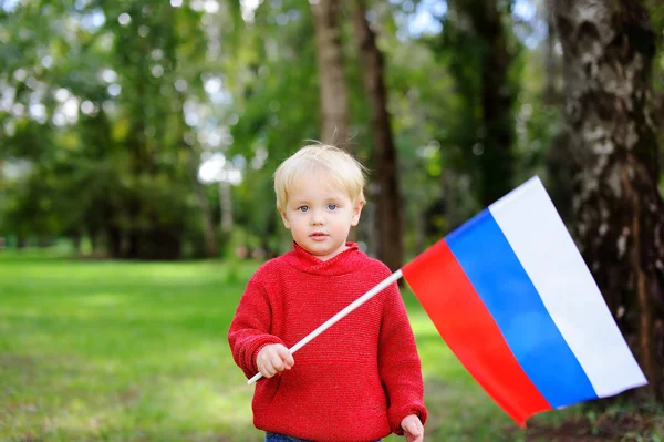 Menino de criança segurando bandeira russa — Fotografia de Stock