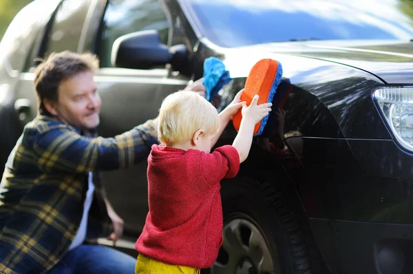 父亲与他在一起的蹒跚学步的儿子洗车 — 图库照片