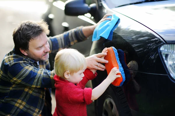 Otec s jeho batole syn mytí auta dohromady — Stock fotografie