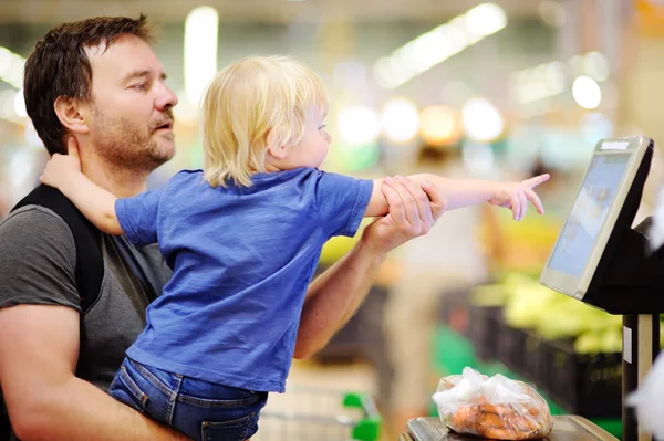 Menino e pai em um supermercado — Fotografia de Stock