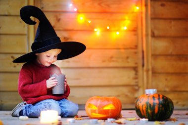 Küçük sihirbaz mum arıyorum. Cadılar Bayramı kavramı