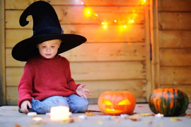 Halloween pumpkins ile oynarken küçük Sihirbazı