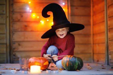 Halloween pumpkins ile oynarken küçük Sihirbazı