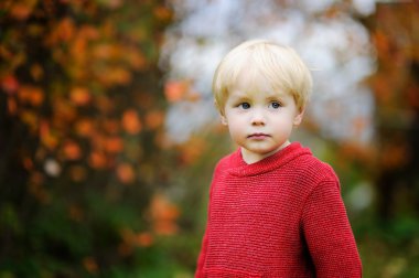 Şık çocuk giyen kırmızı kazak