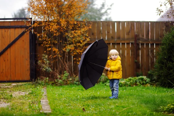 Küçük çocuk yağmurlu bulutlu sonbahar hava yürüyüş — Stok fotoğraf