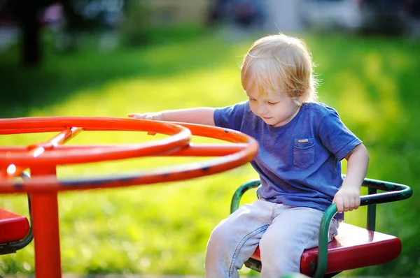 Niño pequeño divirtiéndose en el patio de recreo — Foto de Stock