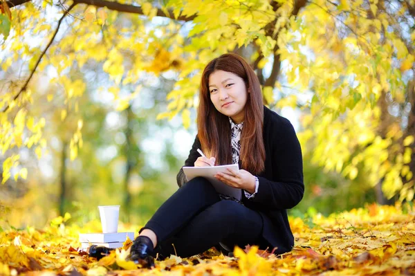 Vackra asiatiska student tjej utomhus porträtt — Stockfoto