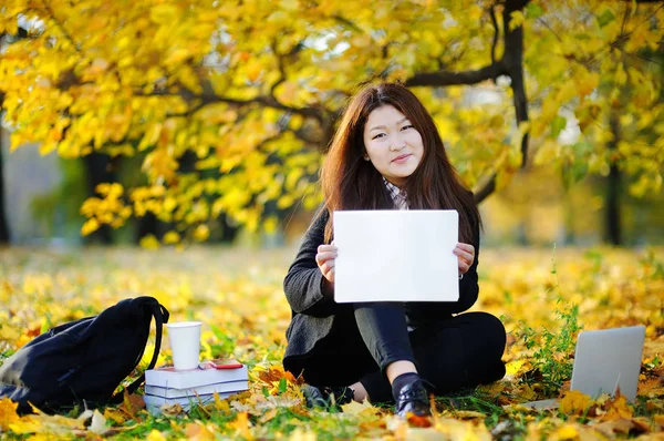Boş beyaz tahta onun elinde tutan öğrenci kız — Stok fotoğraf