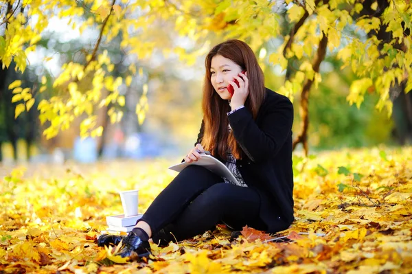 Bella asiatica studente ragazza all'aperto ritratto — Foto Stock