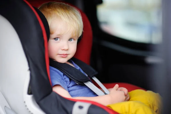 Pretty toddler boy sitting in car seat — Stock Photo, Image