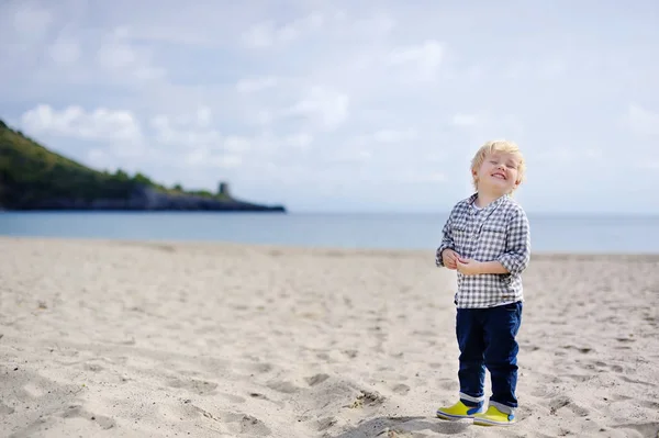 Carino felice bambino godere di una vacanza sulla spiaggia vicino al mare Tirreno — Foto Stock