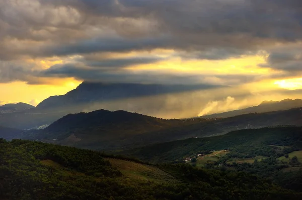 Malerische Landschaft bei Sonnenuntergang der Berge in Italien — Stockfoto